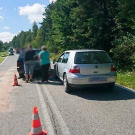 Drogowa kraksa w Piorunce. Zderzyły się trzy samochody, dwie osoby zabrane do szpitala